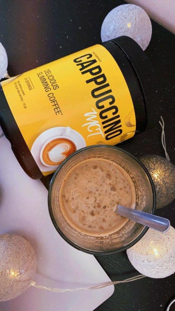 envase de cappuccino MCT de color amarillo y letras negras vaso lleno de cappuccino.