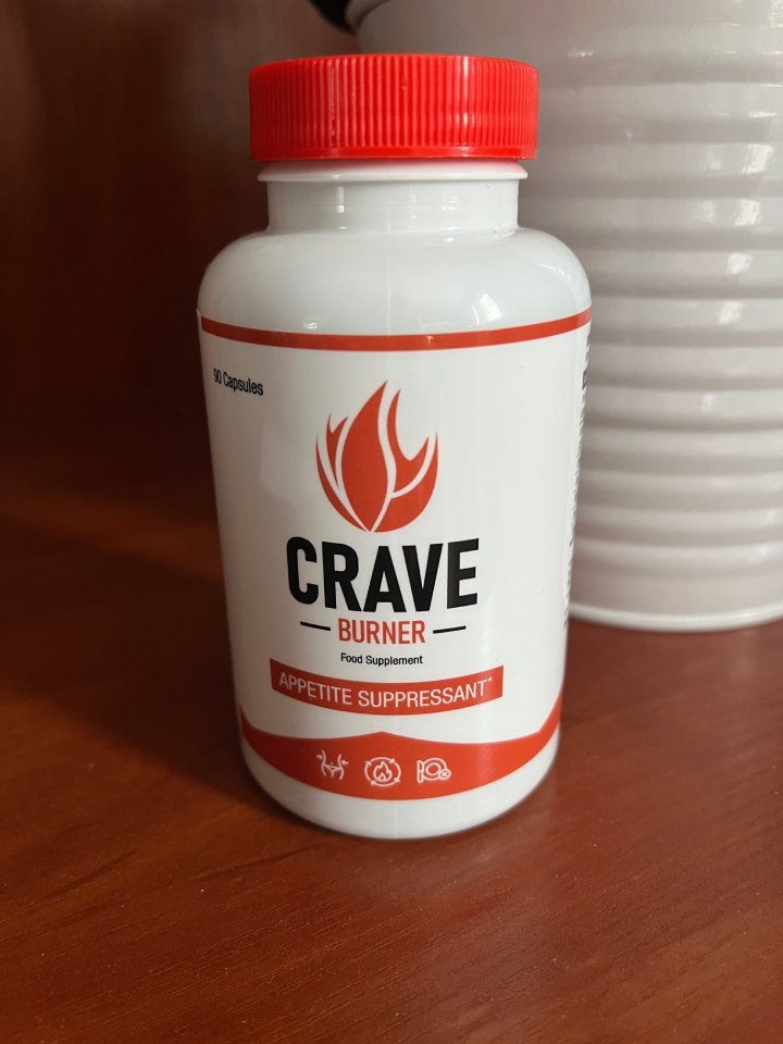 Frasco de color blanco con tapa roja y detalles en rojo con letras rojas y negras