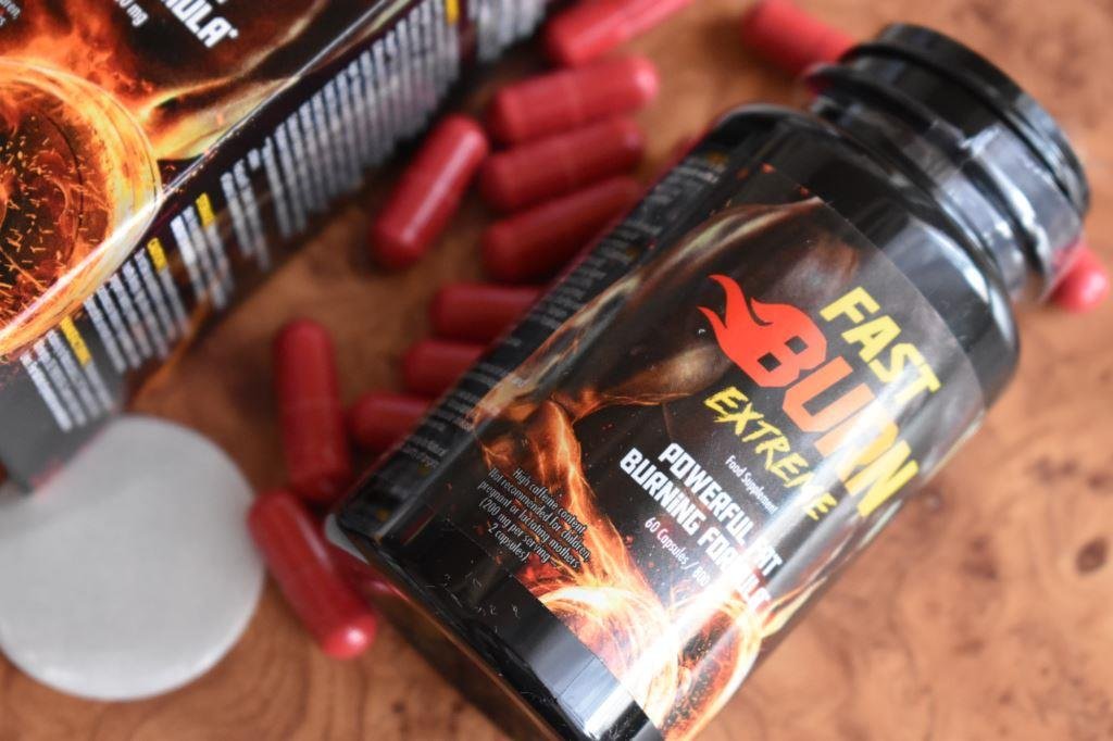 imagen con fondo negro y letras amarillas y naranjas.