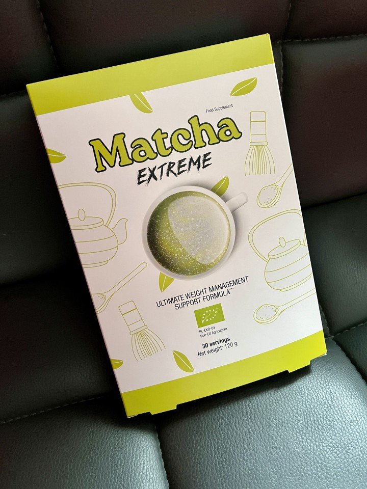 Caja con Bolsa de Te amarilla verde claro y blanco con letras del mismo color.