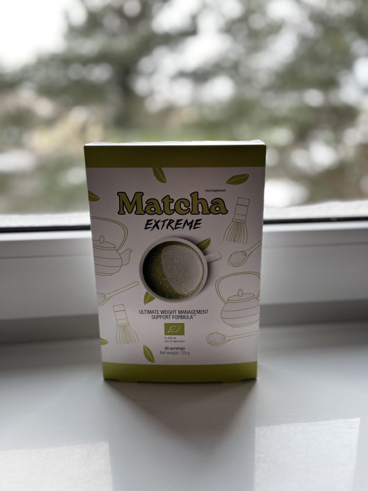 Caja con Bolsa de Te amarilla verde claro y blanco con letras del mismo color.