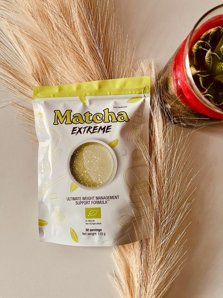 Caja con Bolsa de Te amarilla verde claro y blanco con letras del mismo color.