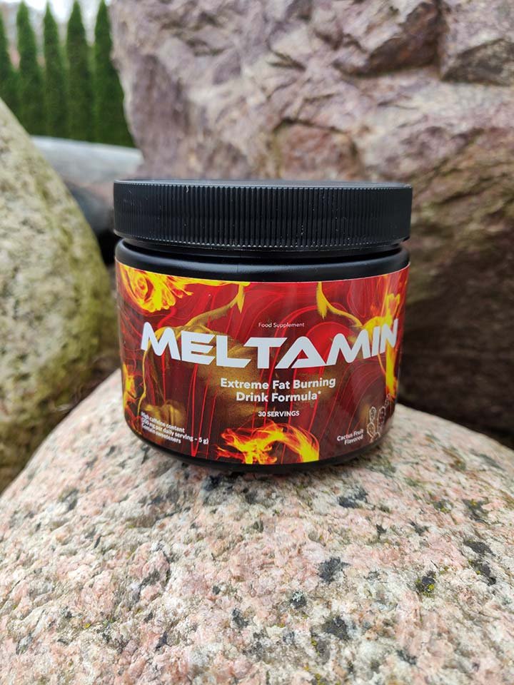 imagen con letras blancas y llamas de fuego de fondo