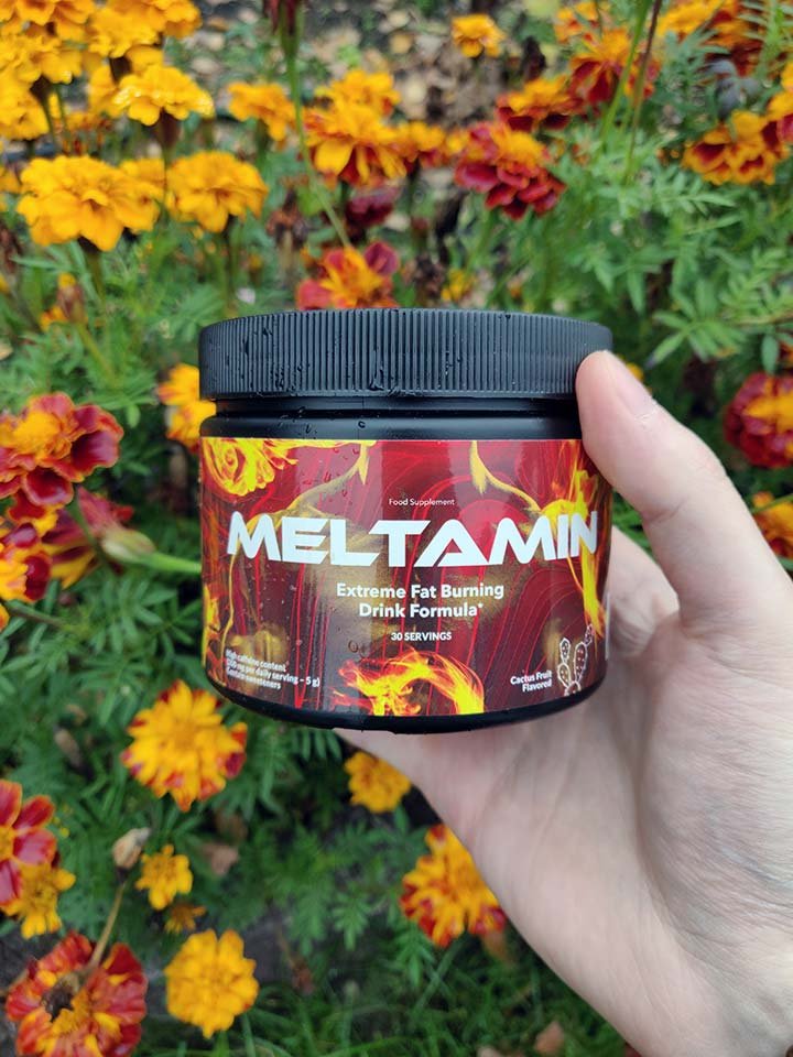 imagen con letras blancas y llamas de fuego de fondo