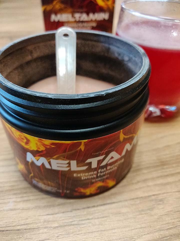 imagen con letras blancas y llamas de fuego de fondo