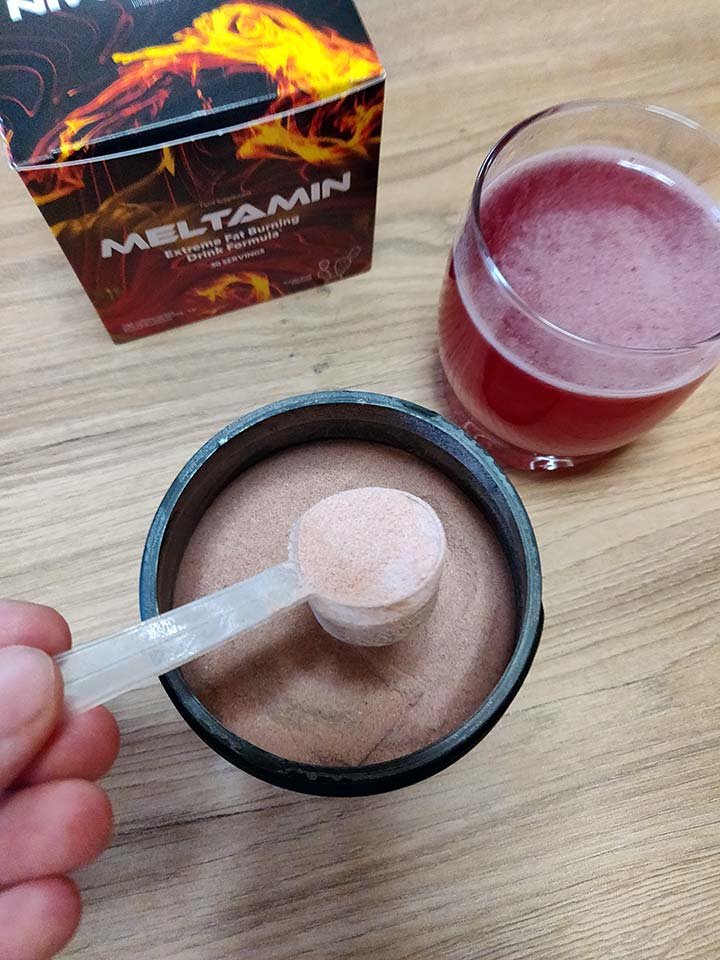 imagen con letras blancas y llamas de fuego de fondo