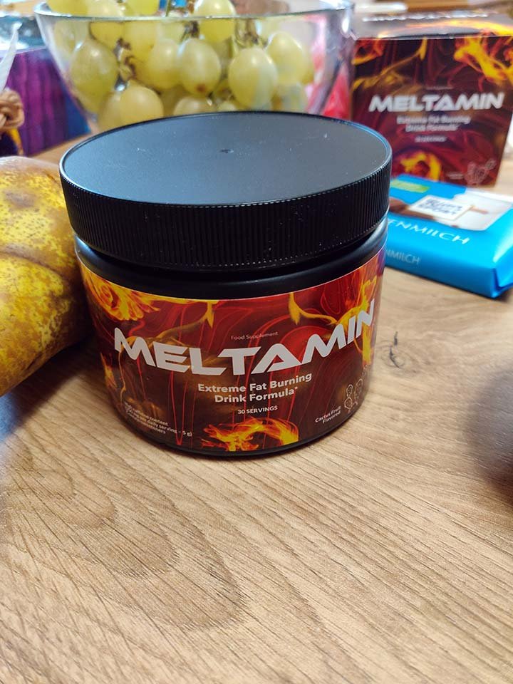 imagen con letras blancas y llamas de fuego de fondo