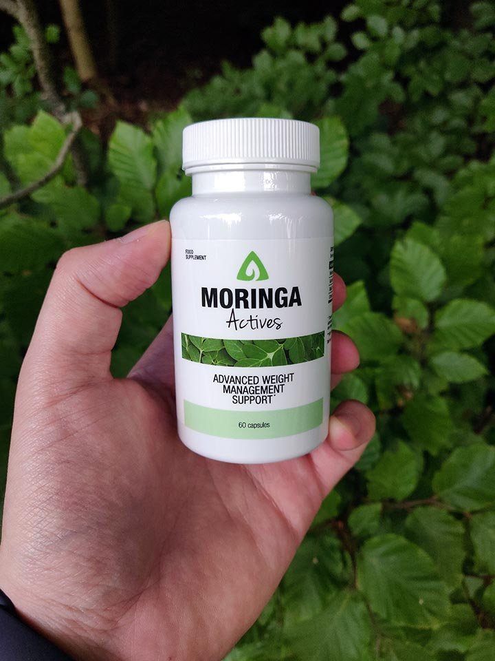 envase blanca y verde con letras negras.