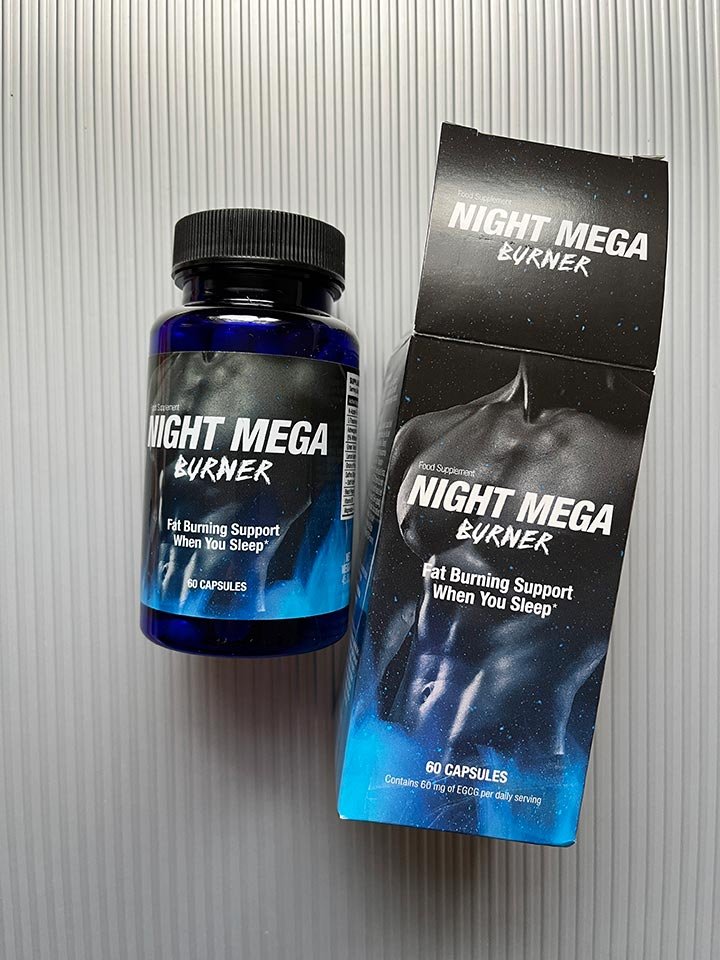 envase de suplemento con su caja de colores negros y azul con letras blancas.