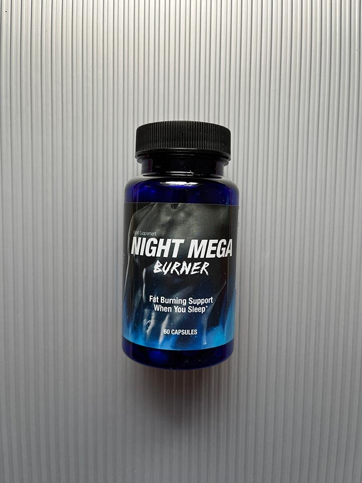 envase de suplemento de colores negros y azul con letras blancas.