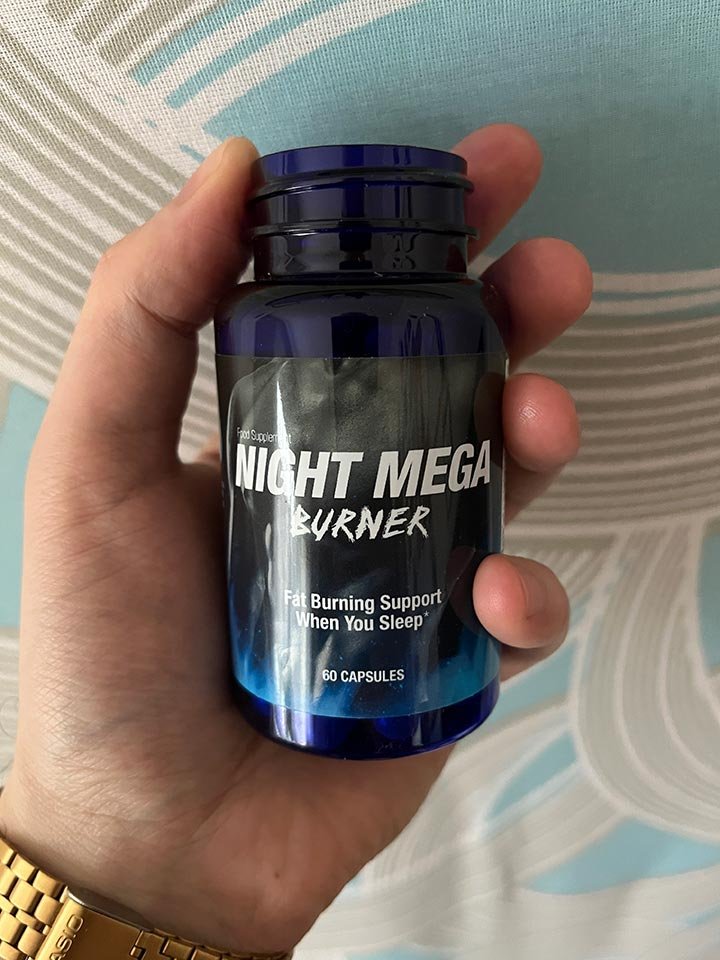 envase de suplemento de colores negros y azul con letras blancas.