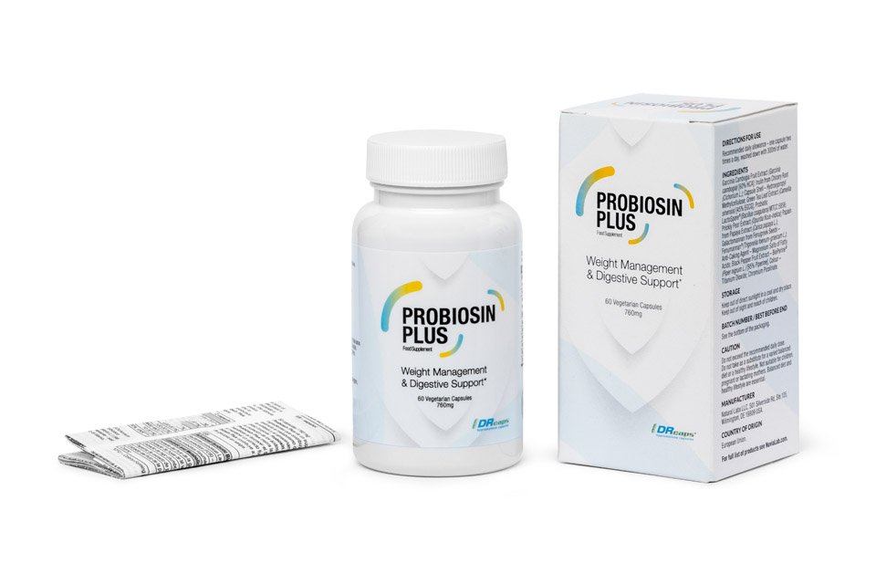 envase y caja de color blanco y letras azules.