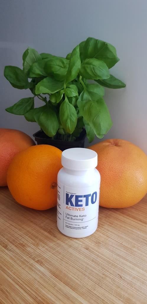 envase blanco junto a naranjas.