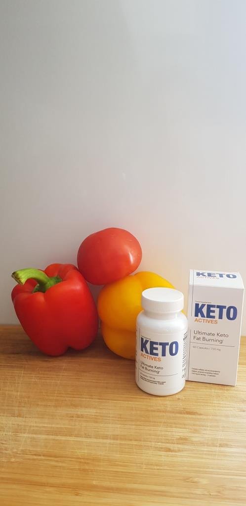 envase y caja de color blanco junto a pimientos.