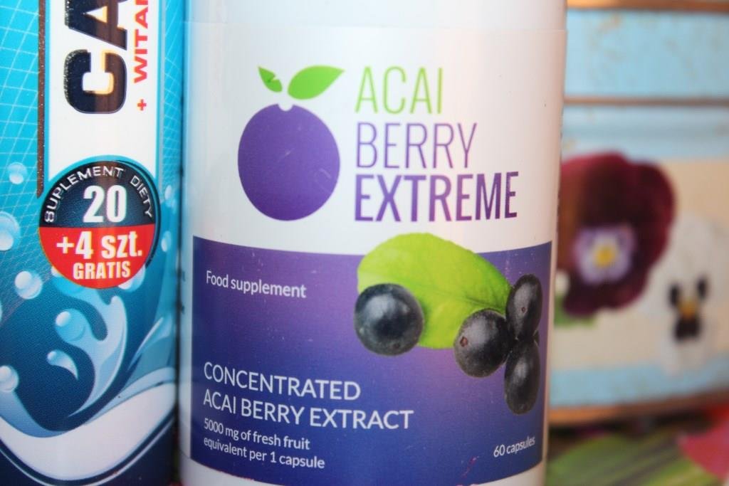 envase de suplemento sobre una superficie.