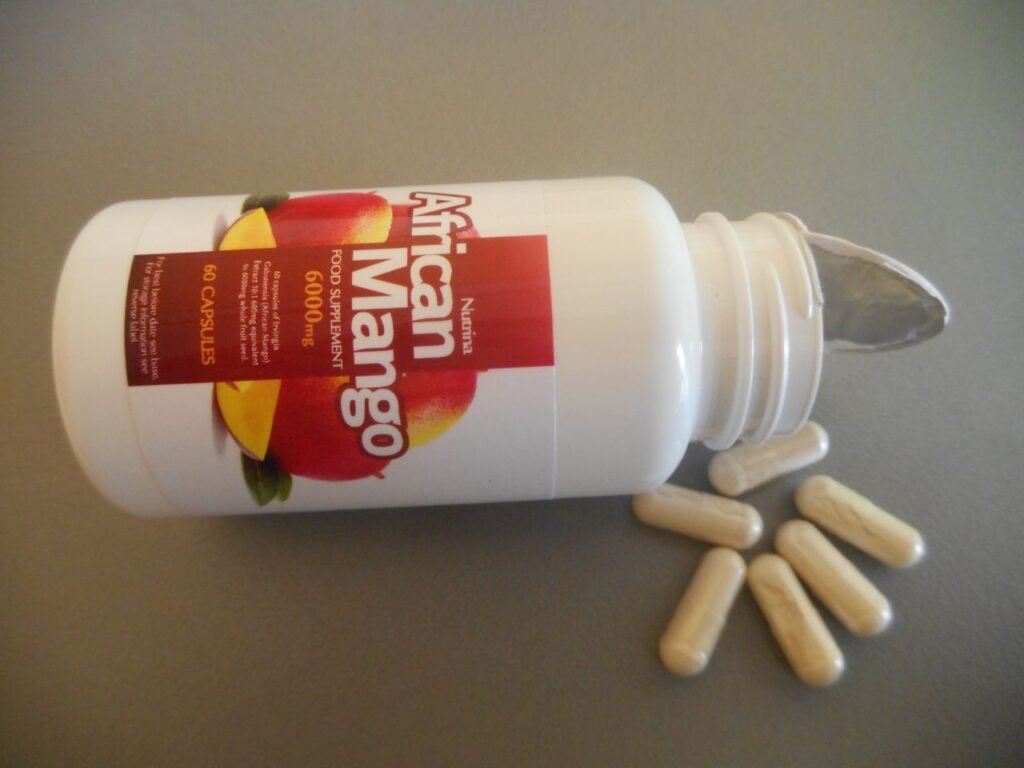 bote de pastillas de color blanco con imagen de mango y letras blancas