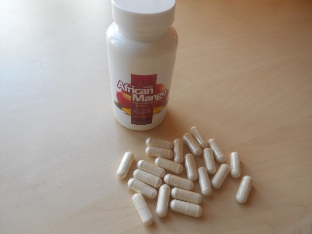 bote de pastillas de color blanco con imagen de mango y letras blancas