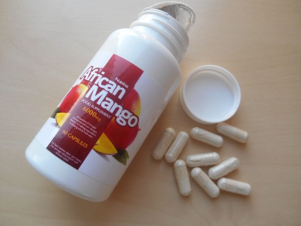 bote de pastillas de color blanco con imagen de mango y letras blancas