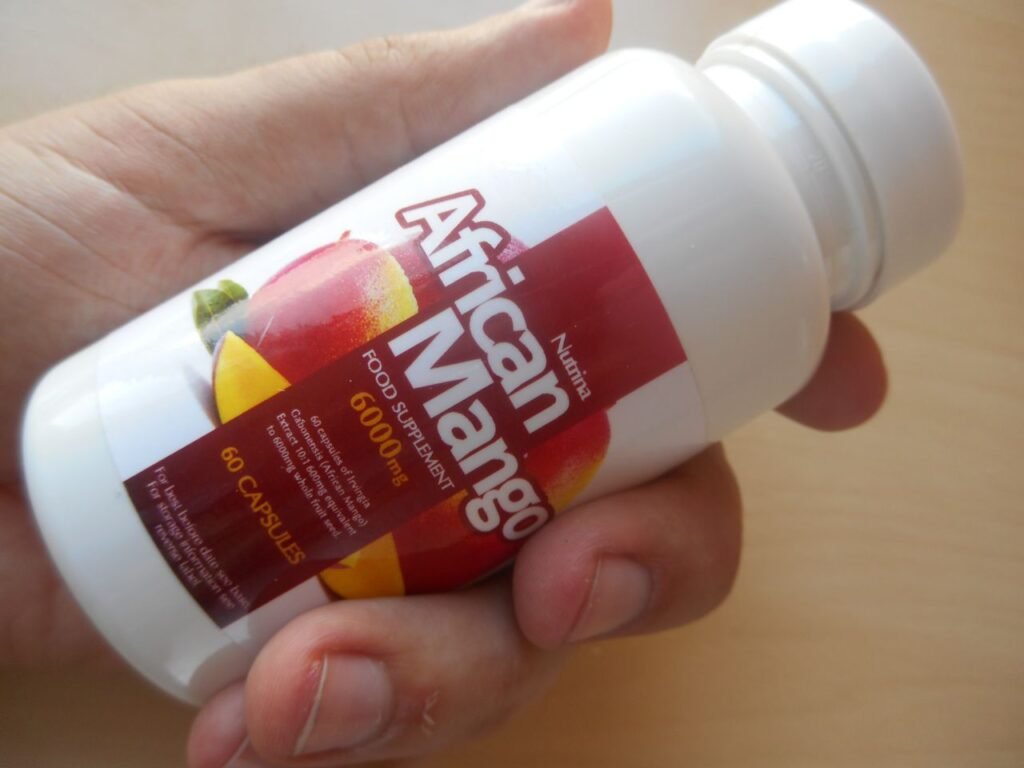 bote de pastillas de color blanco con imagen de mango y letras blancas