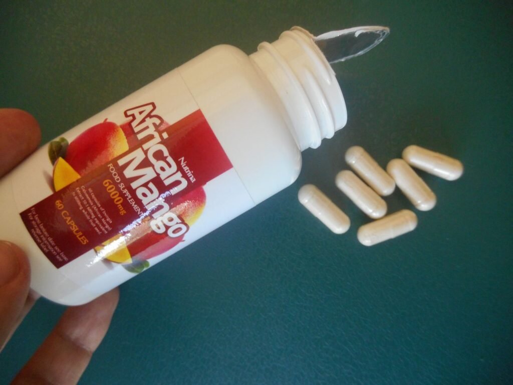 bote de pastillas de color blanco con imagen de mango y letras blancas