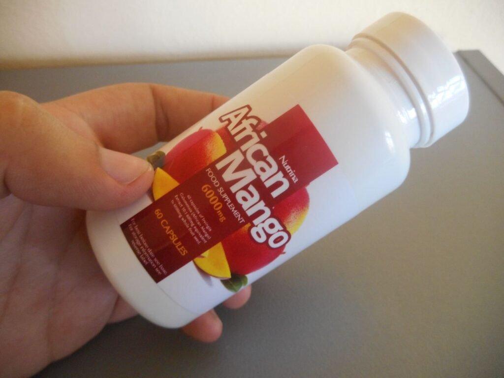 bote de pastillas de color blanco con imagen de mango y letras blancas