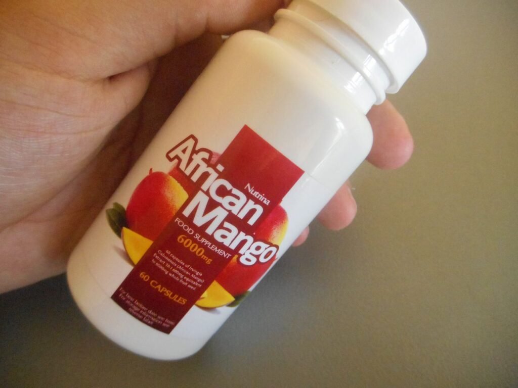 bote de pastillas de color blanco con imagen de mango y letras blancas