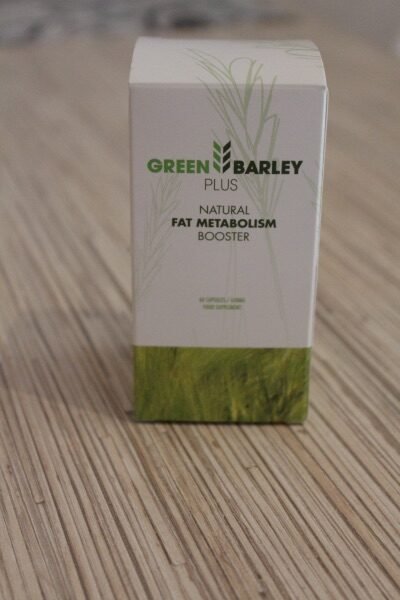 caja de green barley plus sobre fondo blanco y naturaleza verde con letras verdes sobre una mesa.