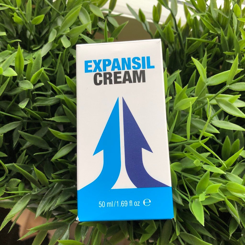 Caja de bote crema, de color blanco con 2 flechas una azul otra negra, letras negras y azules.