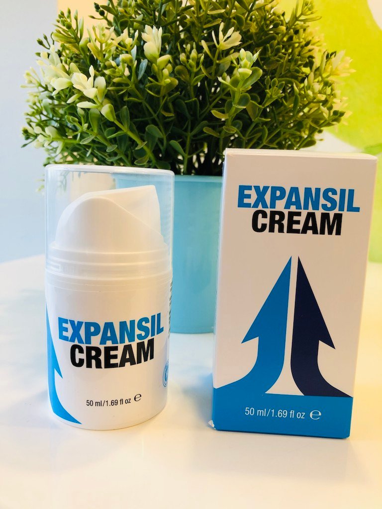 Caja y bote crema, de color blanco con 2 flechas una azul otra negra, letras negras y azules.