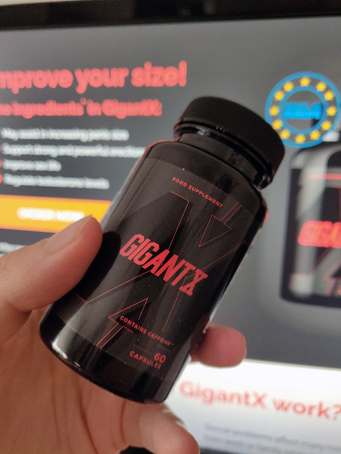 Bote de suplemento negro con letras rojas.