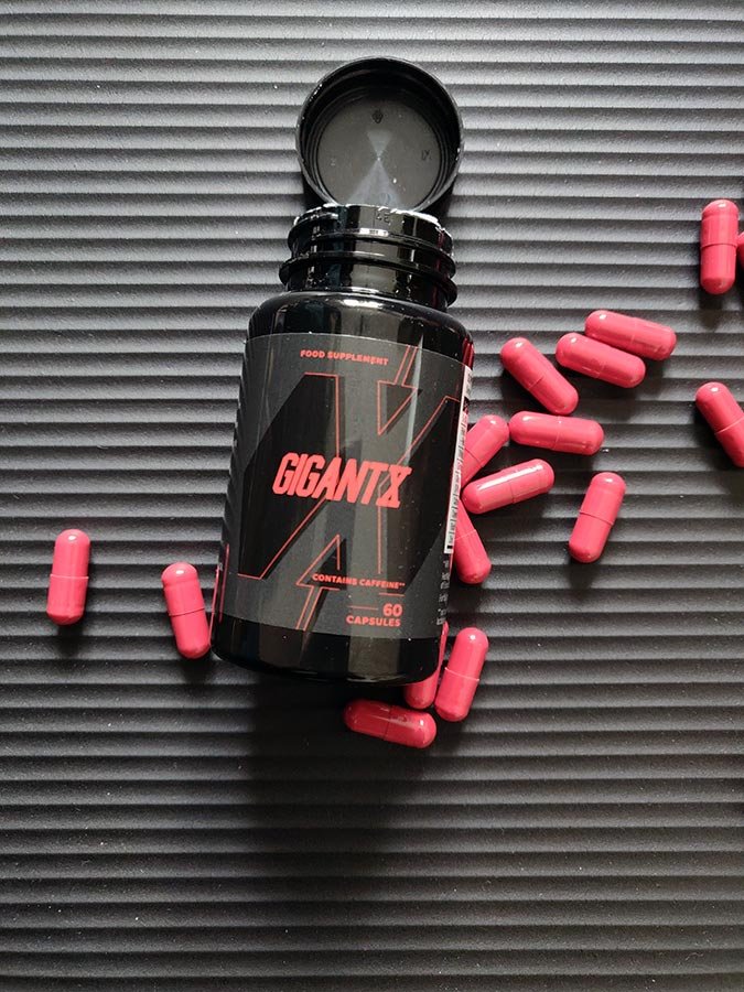 Bote de suplemento negra con letras rojas.