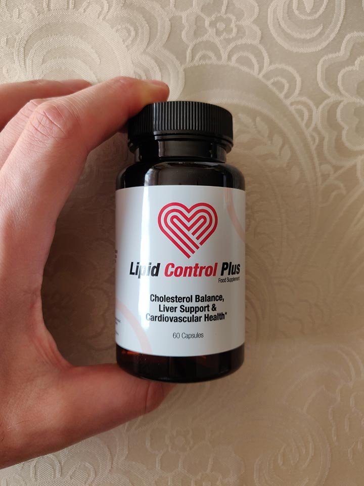 mano sosteniendo bote de suplemento