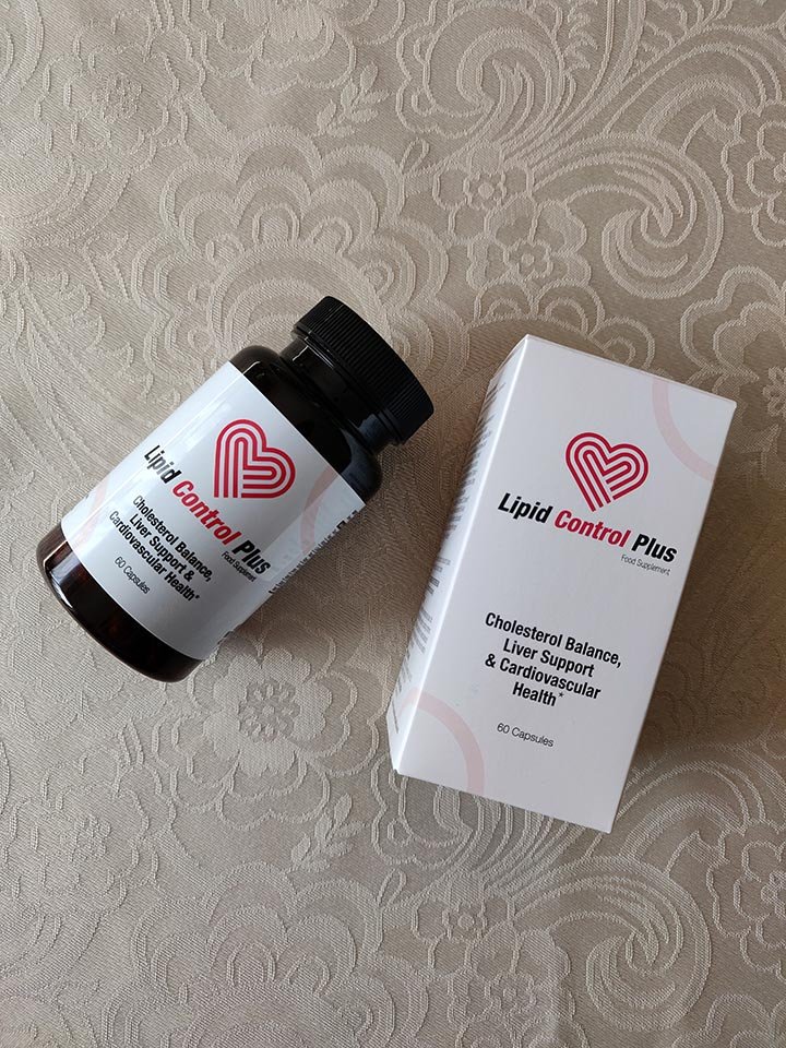 bote y caja blanca con letras negras y rojas, corazon rojo