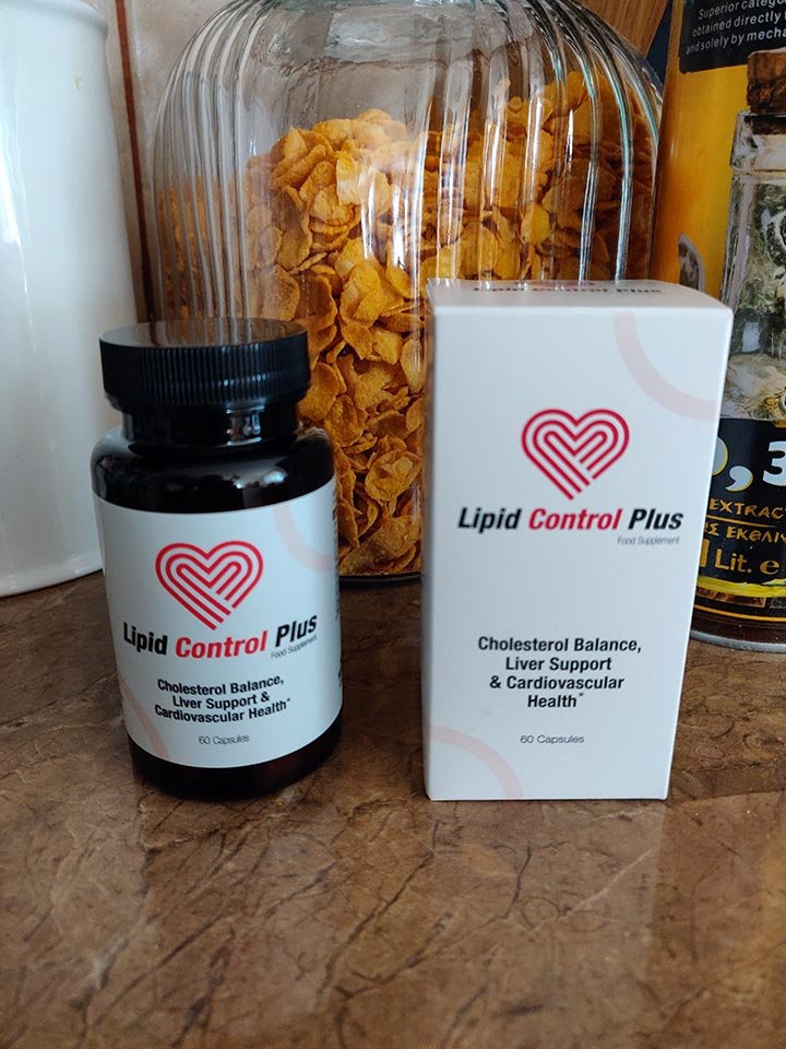 Bote y caja blanca con letras negras y rojas, corazon rojo