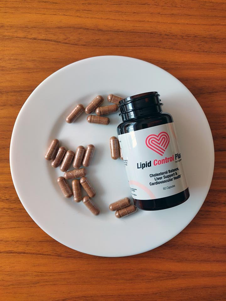 cápsulas y bote de suplemento encima de un plato