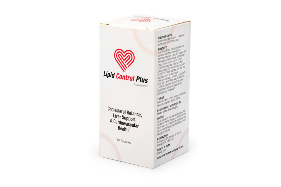 caja blanca con letras negras y rojas, corazon rojo