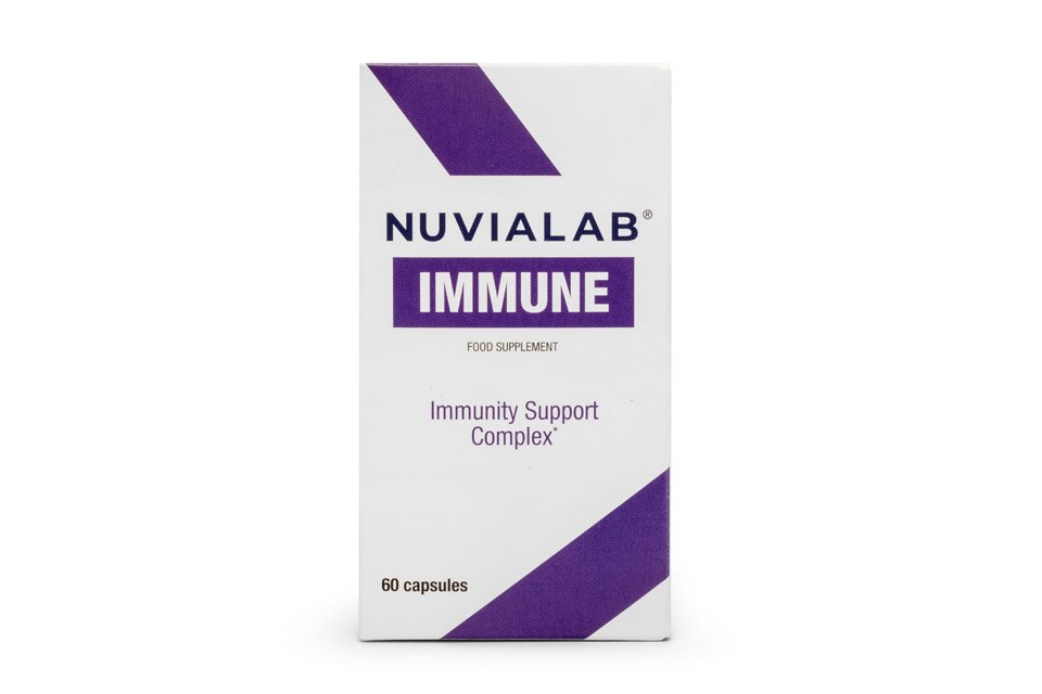 caja de suplemento blanca con banda color lila y letras negras.