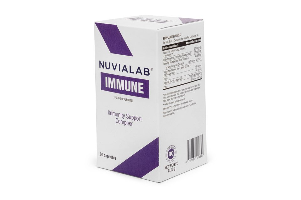 caja de suplemento blanca con banda color lila y letras negras.