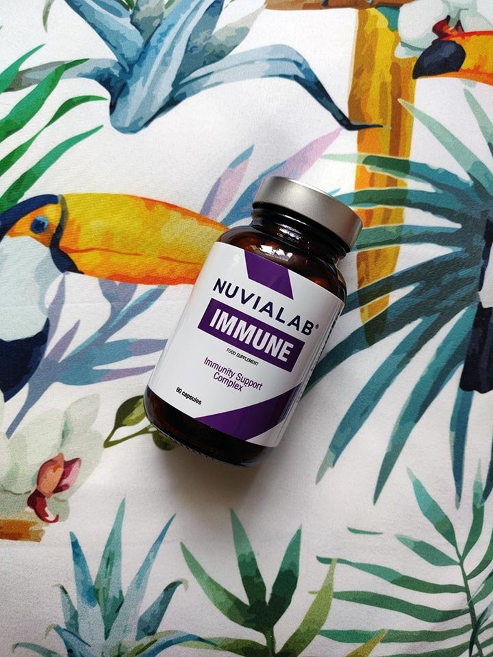 Bote de suplemento encima de sobrecama