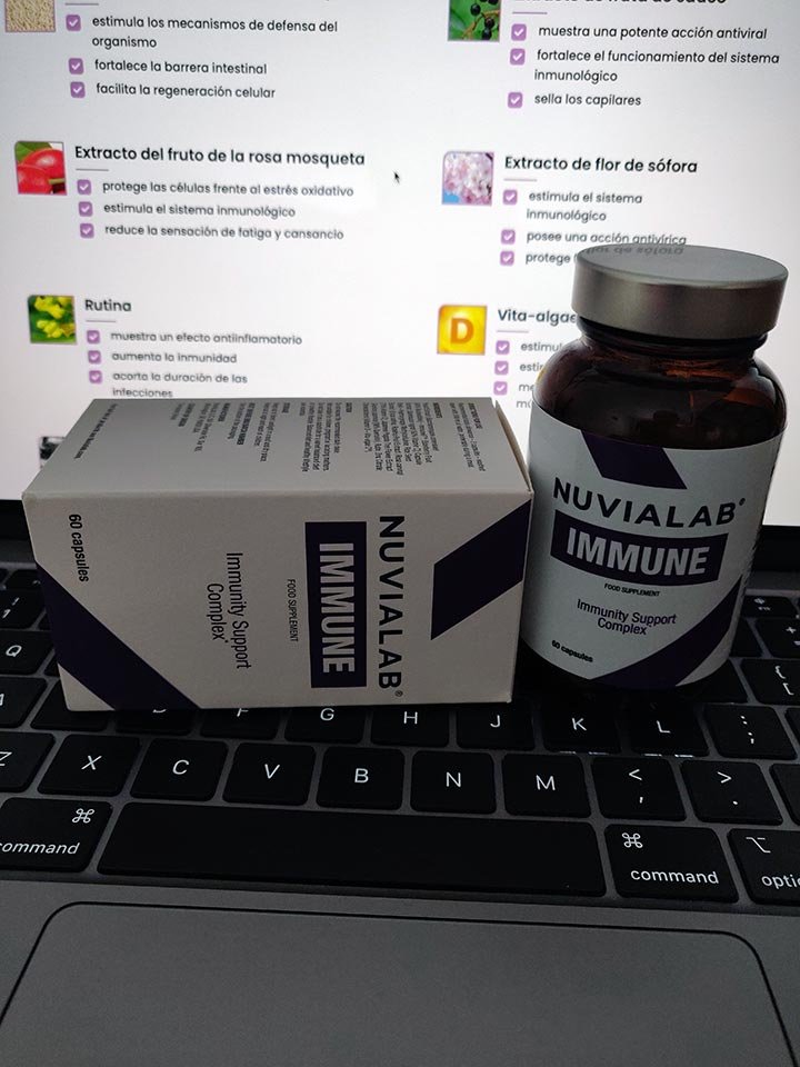 Caja y Bote de suplemento encima de teclado de ordenador