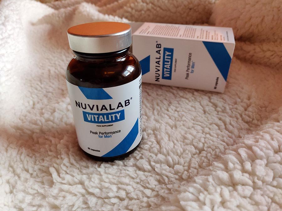 caja y bote de suplemento blanca con letras negras y azules