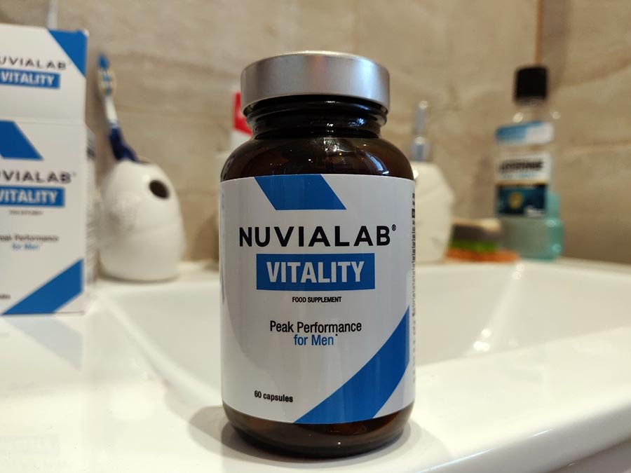 bote de suplemento blanca  con letras negras y azules