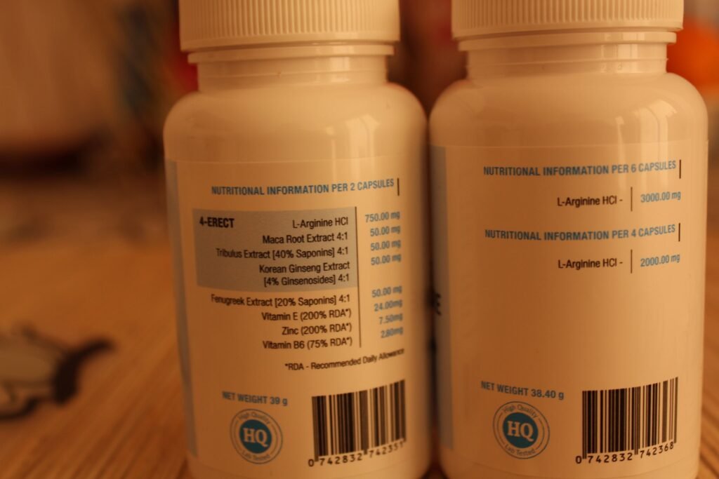 2 Botes blancos de suplemento con letras negras y azules