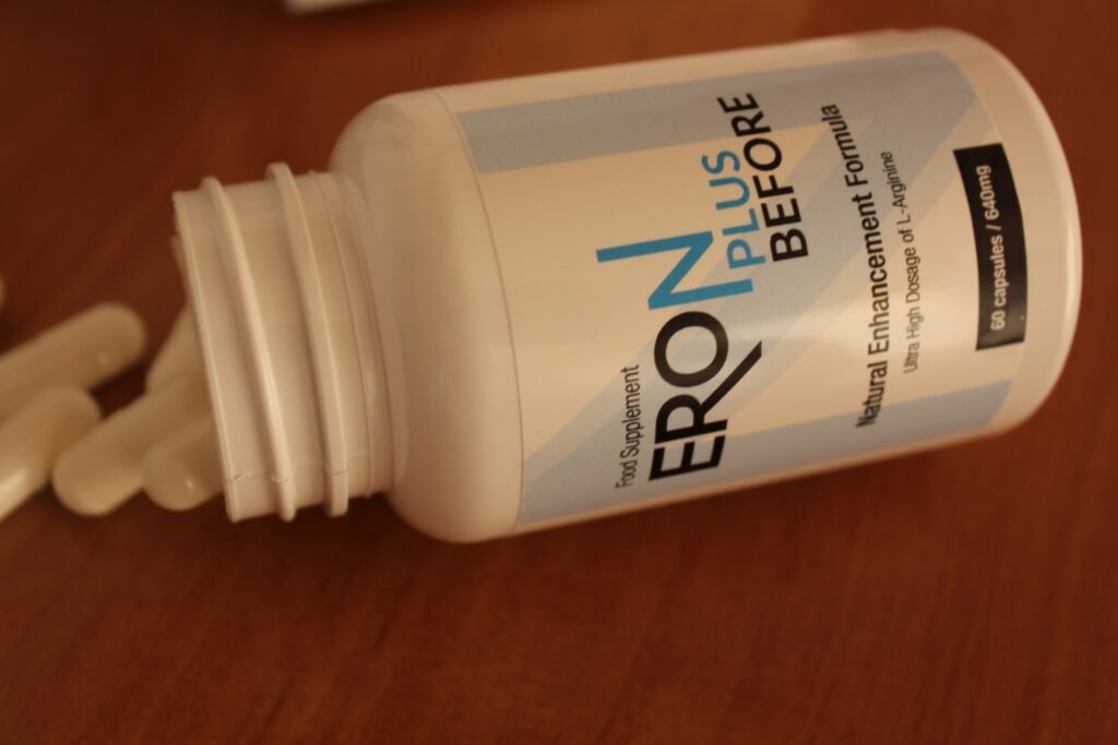 Bote blanco de suplemento con letras negras y azules