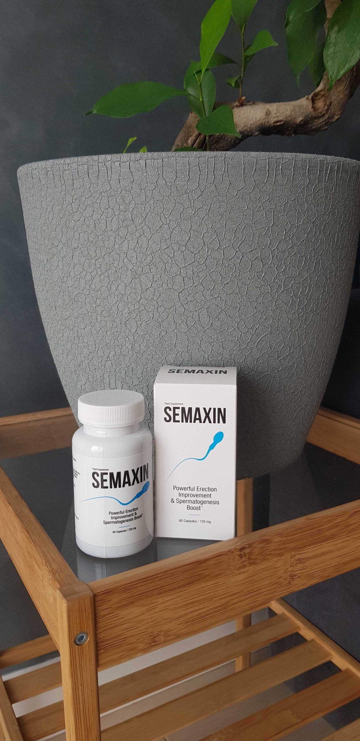 Semaxin 13 caja y bote de suplemento sobre un mueble.