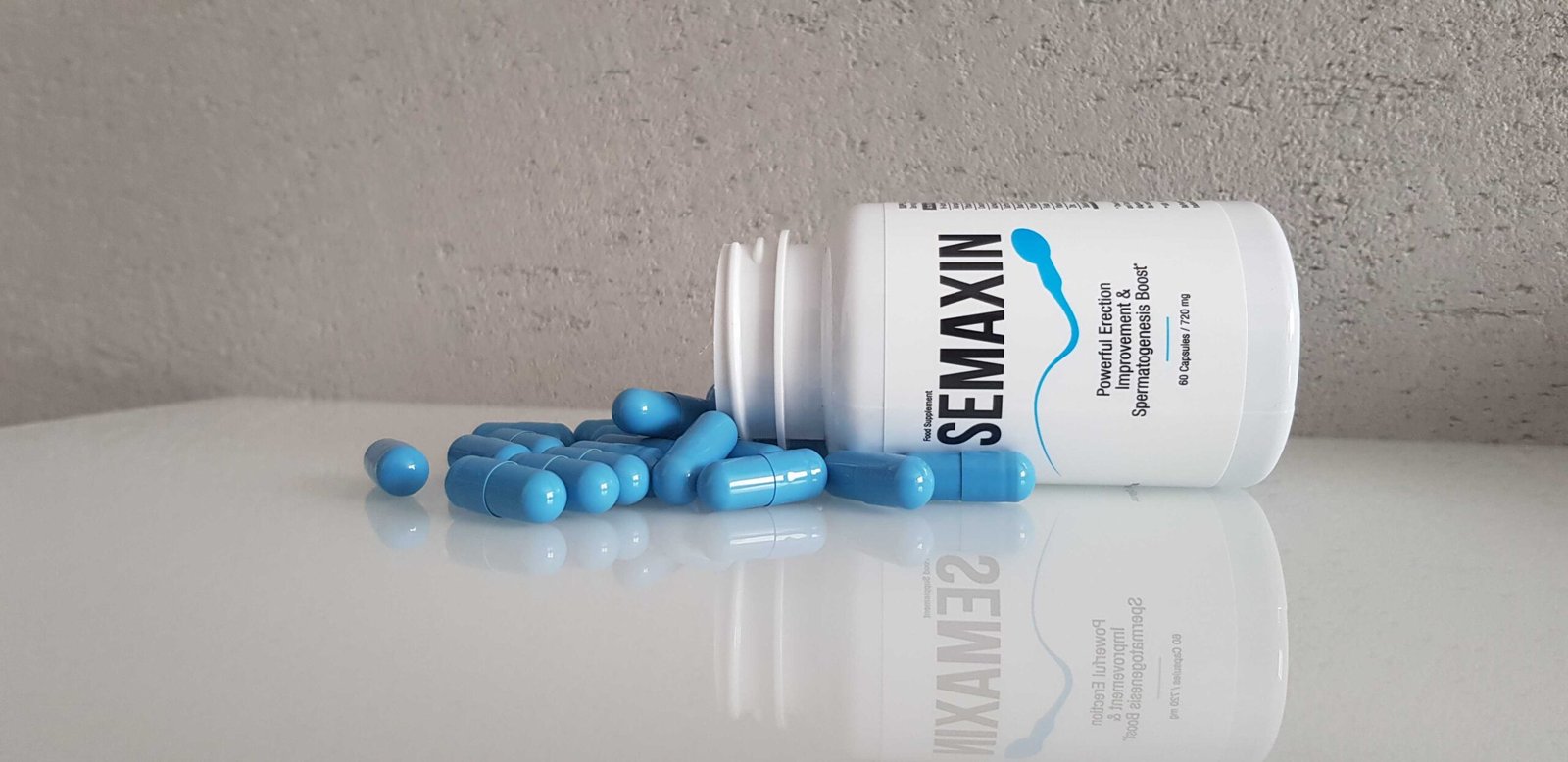 Semaxin 11 bote de suplemento volcado sobre superficie junto a capsulas de color azul